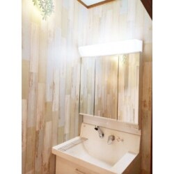 木目調のクロスで明るい洗面空間