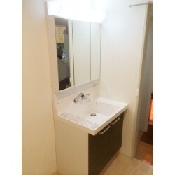 壁付け水栓でお掃除が楽な洗面化粧台