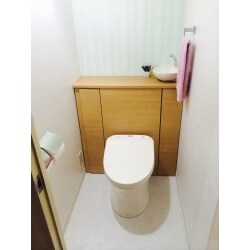 収納キャビネット付きのトイレで、見た目もとてもすっきりしました。
キャビネットの中には、お掃除用品などが収納できます。

