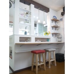 キッチンの向きを変えてリビングと対面にし、柱を活かした飾り棚やニッチを造作しました。お気に入りの雑貨を飾れるカフェ風のキッチンになりました。