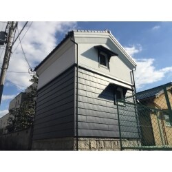 壁は元々の焼き杉をめくって、屋根材として使うニチハの横暖ルーフα（アルファ）を壁材として代用するご提案をさせていただきました。横暖ルーフαの形状が蔵の雰囲気を壊すことなく、より雰囲気を良くする効果を発揮しお客様のイメージ通りの仕上がりになりました。 また屋根材ではありますが、厚みもあり、ジョイント部の気密性を高めた新構造になっており、断熱材と遮熱鋼板の組み合わせで、優れた断熱性能を発揮します。 屋根は雰囲気を壊さないように元々のいぶし瓦から同じいぶし瓦で葺き替えをし、工法のみ湿式工法から乾式工法に変えて施工しました。