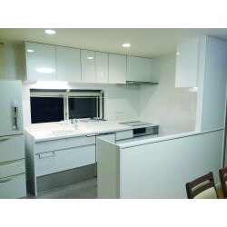 L型のキッチンの形が少し使いづらいとお悩みでしたので、壁付のＩ型に変更しました。
キッチンの後ろにあった食器棚を撤去することで視界が広がり、リビングを見渡せる明るいキッチンに生まれ変わりました。 