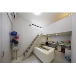 旧事務所兼会社から居住できるスペースへ、1階のスケルトンリフォームをしました。何もなかった空間がリノベーションによって見違え、快適な住まいになりました。 