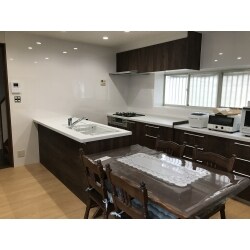横幅の広いブロックキッチンから、作業効率が向上する二型キッチンへリフォームをしました。
照明はダウンライトを取り付けてスッキリと仕上げました。