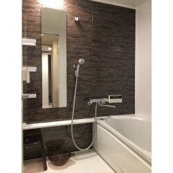TOTOマンション用ユニットバス　WGシリーズに新調し、アクセントパネルは【ジオブラウン】を選定。高級感のある空間になりました。