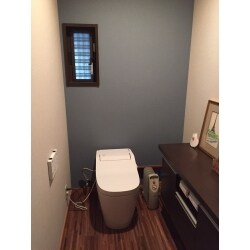 ダークブルーのクロスでシックなトイレ空間