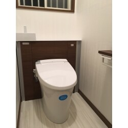 空間をスッキリさせ、給水管を隠したいとお考えでしたのでLIXILのリフォレに新調致しました。