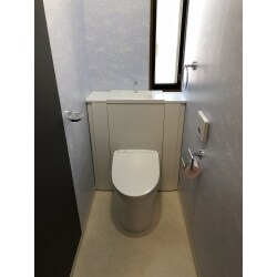 小さなお子様が落書き出来るように壁紙の一部に黒板クロスを選定。遊び心のあるトイレ空間になりました。