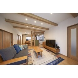 空き家になっていたご自宅へのお引越しに伴い、全面リフォームをご依頼いただきました。以前は平屋で風通しの悪いことがお悩みでしたが、間取りを大幅に変更して、LDKを南側に配置して広々とした明るいリビングを確保しました。