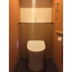 暖かい雰囲気にしたいとご希望でした。アクセントクロスにオレンジを選定し可愛らしいトイレ空間になりました。