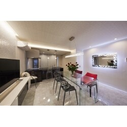 住み慣れた3階建てのお住まいを全面リフォームしました。施主様が選ばれたトーヨーキッチンの家具やインテリアのイメージに合わせた内装、間接照明を配置することで、まるでショールームのような贅沢な空間に生まれ変わりました。