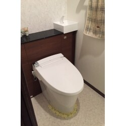 タンク式のトイレからキャビネット付きの「リフォレ」にリフォームを行いました。出しっぱなしだった掃除道具も隠れてスッキリとした空間になりました。