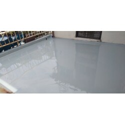 ひび割れが多数見受けられた屋上の防水面が、下地処理とウレタン塗膜防水によりきれいになりました。