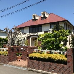 外壁屋根ともに色褪せがあった外観でしたが、塗装を行い新築時のような鮮やかさが戻りました。