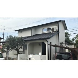 劣化が激しく見られたカラーベストの屋根をかぶせ葺きによって高耐久・高断熱の屋根に。
外壁も色味は変えずに塗り替え、美観も性能も向上しました。