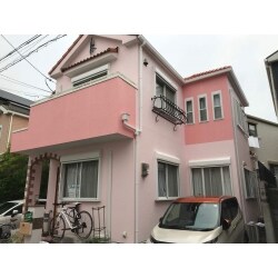 耐久性の高いフッ素塗料を使用し、耐久性はもちろん色のアクセントもつけて、個性あふれるツートン仕上がりになりました。