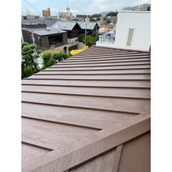 既存の金属屋根に表面塗膜の捲れやサビが発生しており、再塗装では原状回復が難しかったため瓦棒のかぶせ葺き工事を行いました。