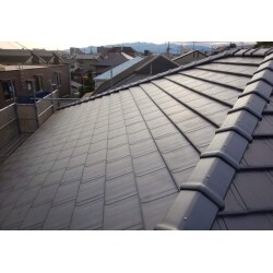 瓦屋根から瓦屋根への葺き替え工事。
シンプルながらも重厚感ある格調高い外観の屋根になりました。