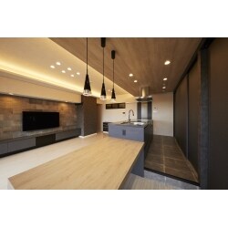 閉鎖的なキッチン空間を、リビングの真ん中のフラットなキッチンへ。セミオーダーのキッチンで施主様ご希望のイタリアンモダンな空間へ生まれ変わりました。
