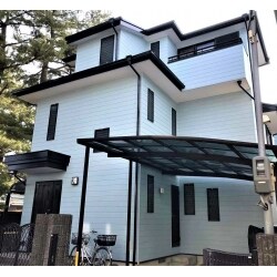 シリコン塗料を使用した外壁塗装。
元の雰囲気は大きく変えず、淡いブルー色で明るく柔らかい外観に。
光の当たり具合により色の見え方が変わり、色褪せがあった外壁も綺麗に仕上がりました。