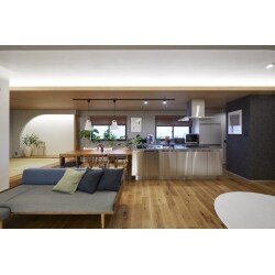 3階建てのご実家を2世帯へ全面リフォーム。

それぞれの生活スタイルの動線を考え、こだわりの設備に合わせたスタイリッシュな空間へと生まれ変わりました。
全体的にシンプルでナチュラルテイストながらも収納スペースをしっかりと確保しました。