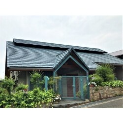 重厚感のあるルーガ鉄平を採用した屋根葺き替え工事を行いました。
