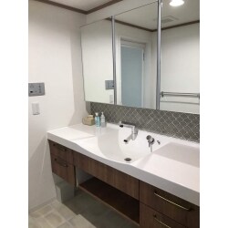 設備の老朽化に伴い、リフォームをご依頼いただきました。キッチンやトイレのリフォームをお任せ頂いた際に施工したタイルの風合や内装材をお気に召され、洗面空間にも採用したいとお考えでした。