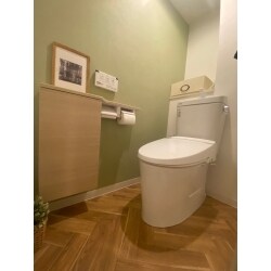 老朽化をきっかけにトイレをアメージュZへリフォームしました。内装はナチュラルテイストで揃え、キャビネットを設けることで収納が充実しました。