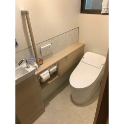 お引越しのため、トイレのリフォームを行いました。タンクは隅付きから便座一体型へ変更、内装もタイルからクロス・クッションフロアへリフォームすることで、印象をがらりと変えることができました。