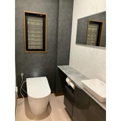 便座の故障をきっかけに、トイレをリフォームしました。お部屋が高層階のため水圧問題に左右されない、“ハイブリッドエコロジーシステム”が搭載されたTOTOのネオレストLSを設置しました。