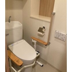 一人暮らしであることやご高齢であることも考え、リフォームと同時にトイレに手すりを新設したいとご要望頂きました。
ウォシュレットのリモコン位置や清掃面を考慮しつつ、ニッチにアクセントクロスを取入れました。