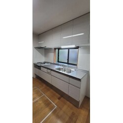 経年劣化や使い勝手の改善をきっかけに、キッチンのリフォームを行いました。カウンターは、卓上食洗機を置けるまでの十分なスペースを確保しています。
