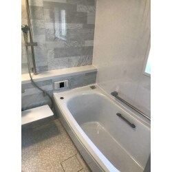 経年劣化に伴い、浴室をTOTOのサザナへリフォームしました。天窓から壁付けへ窓の位置を変更し、明るさの維持を最優先に考えました。