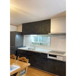 キッチンの老朽化により、リフォームのご依頼をいただきました。
娘様ご希望のくすみカラーで、今風のお洒落キッチンに生まれ変わりました。