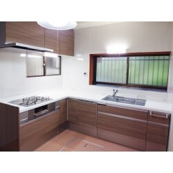 老朽化に伴いスッキリとできないかと、キッチンのリフォームを承りました。吊戸棚は必要な分だけ残し、シンクの近くにあった瞬間湯沸かし器は給湯器に変え屋外に新設しました。