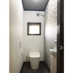 隅付トイレからタンクレスのPanasonicアラウーノS160にリフォーム。流す度にお掃除してくれる劇落ちバブル・繋ぎ目がなく漏れ出しにくい形状の便座で、気兼ねなく使用できるようになりました。内装では、ご夫婦それぞれの好みを上手に取り入れ、カフェ風のオシャレなトイレ空間に生まれ変わりました。