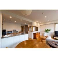 内窓が印象的な書斎とLDKがつながる住まい