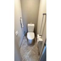 グレーがアクセントの落ち着きあるトイレ空間