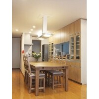 家族団欒を楽しめるオープンな対面キッチン