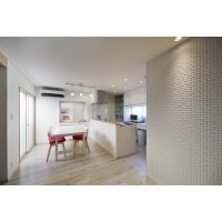 白を基調に質感にこだわったインテリア