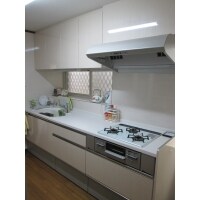 人造大理石とホワイトの扉カラーで明るいキッチン