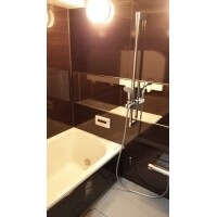 鏡面仕上げの壁パネルで高級感のある浴室