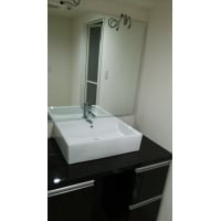 おしゃれでシックな造作の洗面化粧台