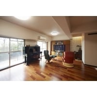 曲線の廊下から広がる開放的な空間