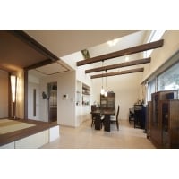 化粧梁が映える高さを活かしたリビング