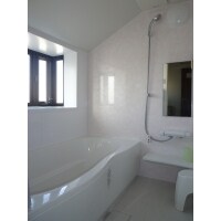 天井が斜めの浴室にフラワーシーン柄の壁パネルで優しい印象に