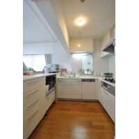 使い勝手の良いコの字型のオープンキッチン