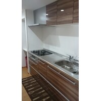 ブラウンの木目の色味が際立つスタイリッシュなキッチン