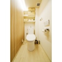 可動式の棚を付けた木目調のナチュラルなトイレ