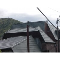 金属屋根のカバー工法で煉瓦の外壁とのバランスが良い屋根に